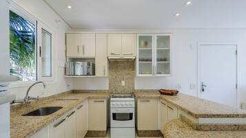 Basic Apartment | Private kitchen | Cookware/dishes/utensils