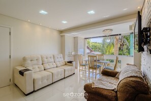 Basic Apartment | Living area