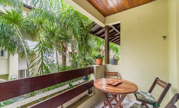 Basic Apartment | Outdoor dining