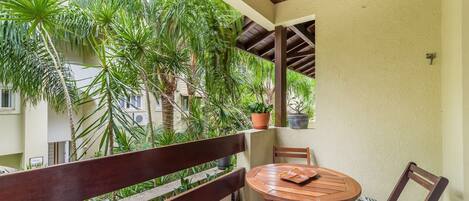 Basic Apartment | Outdoor dining