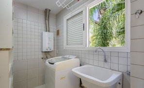 Basic Apartment | Bathroom