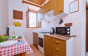 Fridge, oven, stovetop, coffee/tea maker