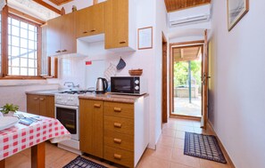 Fridge, oven, stovetop, coffee/tea maker - Nice apartment in Stivan (Stivan)