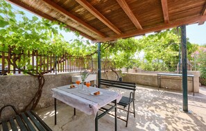 Outdoor dining - Nice apartment in Stivan (Stivan)