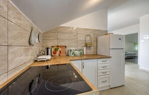 Kylskåp, ugn, spishäll och diskmaskin