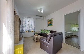 2 bedrooms, iron/ironing board, free WiFi
