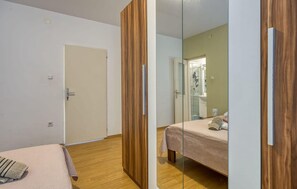 2 bedrooms, iron/ironing board, free WiFi