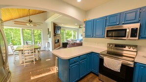 Una cocina moderna con armarios azules, electrodomésticos de acero inoxidable y una isla grande.
