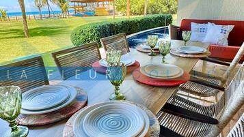 Apartamento luxo, várias camas, piscina particular, vista para o mar | Opções para refeição ao ar livre
