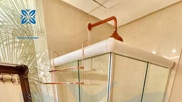 Deluxe-Apartment, Mehrere Betten, Meerblick | Badezimmer