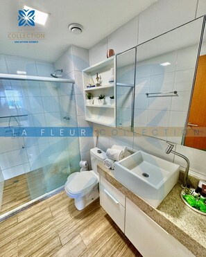 Apartamento | Baño | Ducha, artículos de higiene personal gratuitos, toallas y jabón