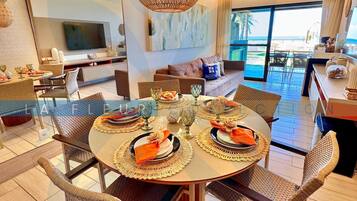 Apartemen Deluks, Beberapa Tempat Tidur, kolam renang pribadi, pemandangan laut | Tempat makan
