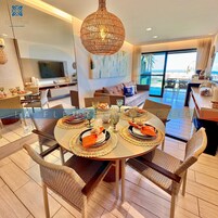 Apartamento luxo, várias camas, piscina particular, vista para o mar | Opções para refeição