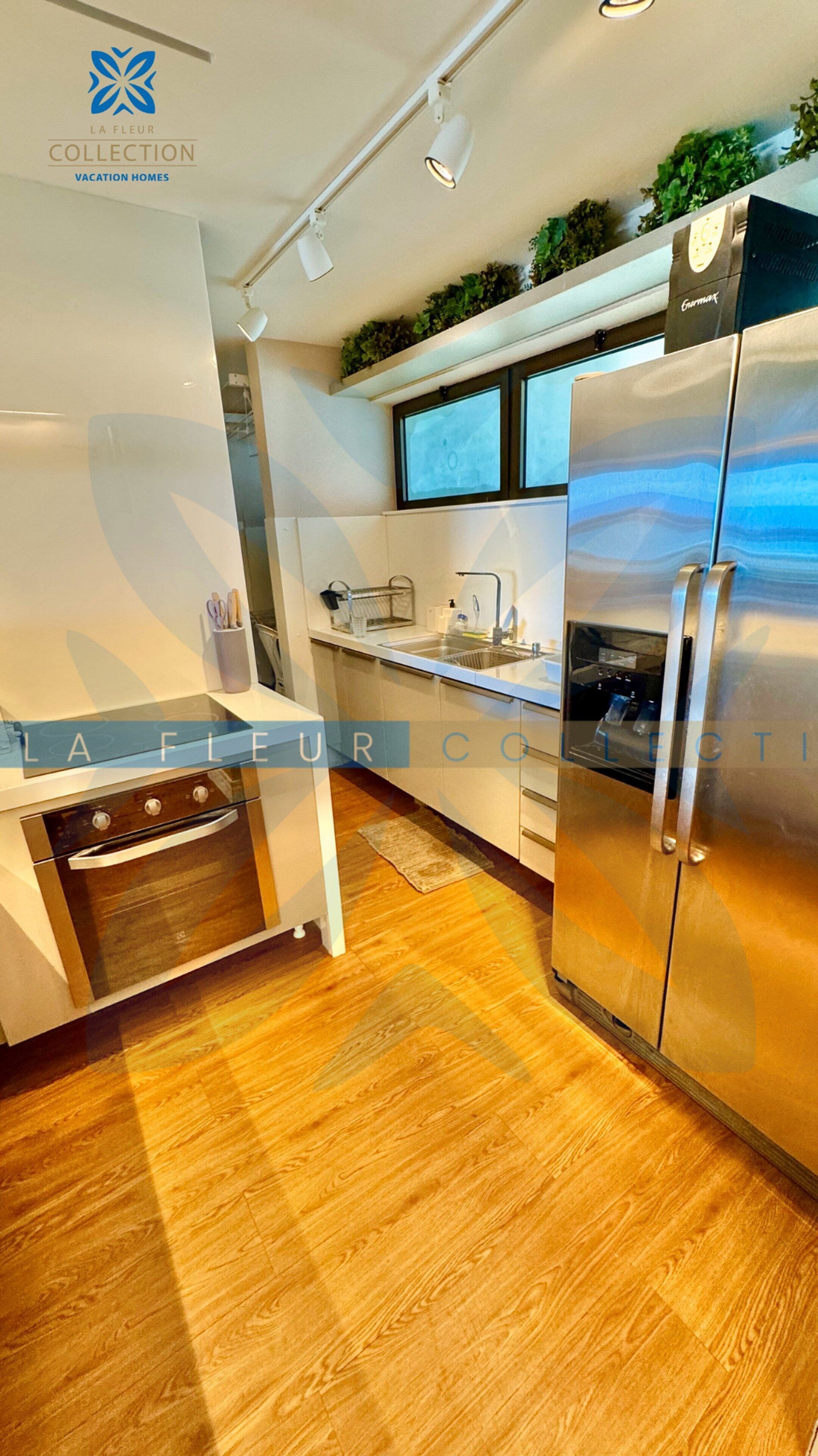 Departamento Deluxe, varias camas, vista al mar | Cocina privada | Refrigerador, microondas, periquera y utensilios de cocina 