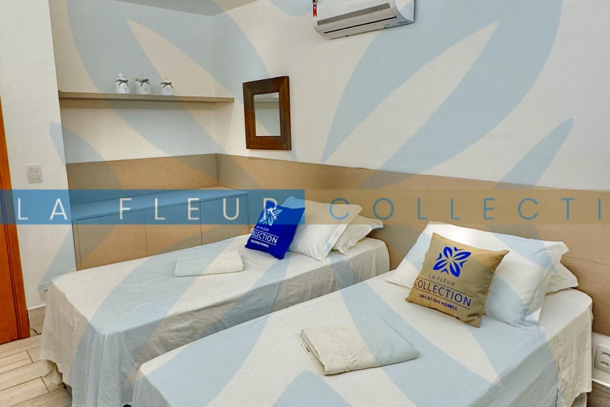 Departamento Deluxe, varias camas, alberca privada, vista al mar | Escritorio, espacio para trabajar con laptop y cortinas blackout