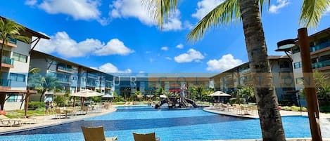 7 kolam renang outdoor, dengan kursi berjemur