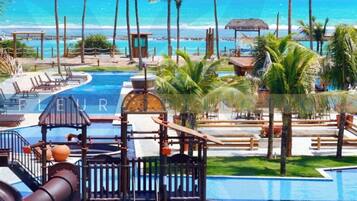 7 piscines extérieures, chaises longues, maîtres-nageurs sur place