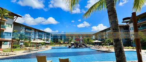 7 hồ bơi ngoài trời, mở cửa từ 9:00 đến 19:00, ghế dài tắm nắng