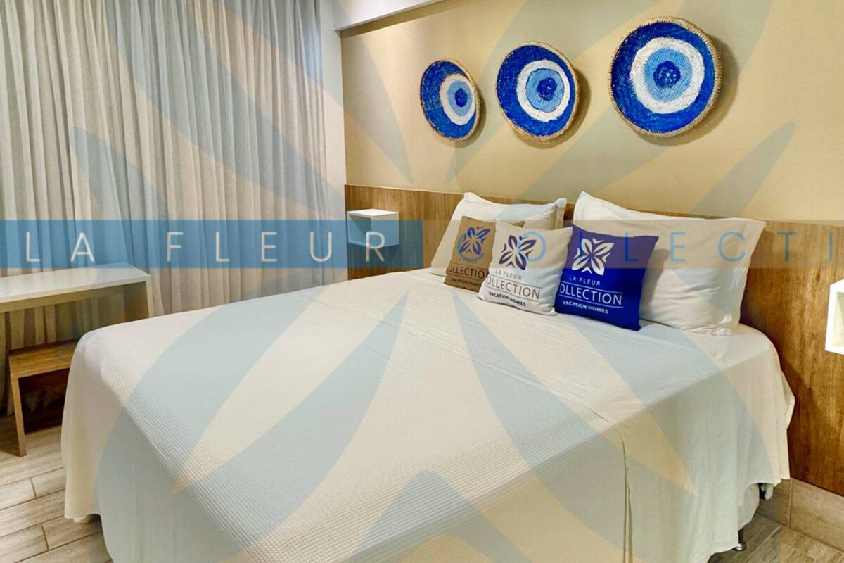 Ein Hotelzimmer mit einem großen Bett, einem Nachttisch und einem Kopfteil mit dekorativen Tellern.