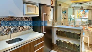 Apartamento Premium, varias camas, piscina privada | Cocina privada | Frigorífico, microondas, trona infantil y utensilios de cocina
