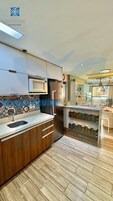 Appartement Prestige, Plusieurs lits, piscine privée | Cuisine privée | Réfrigérateur, four à micro-ondes, chaise haute, vaisselle et ustensiles