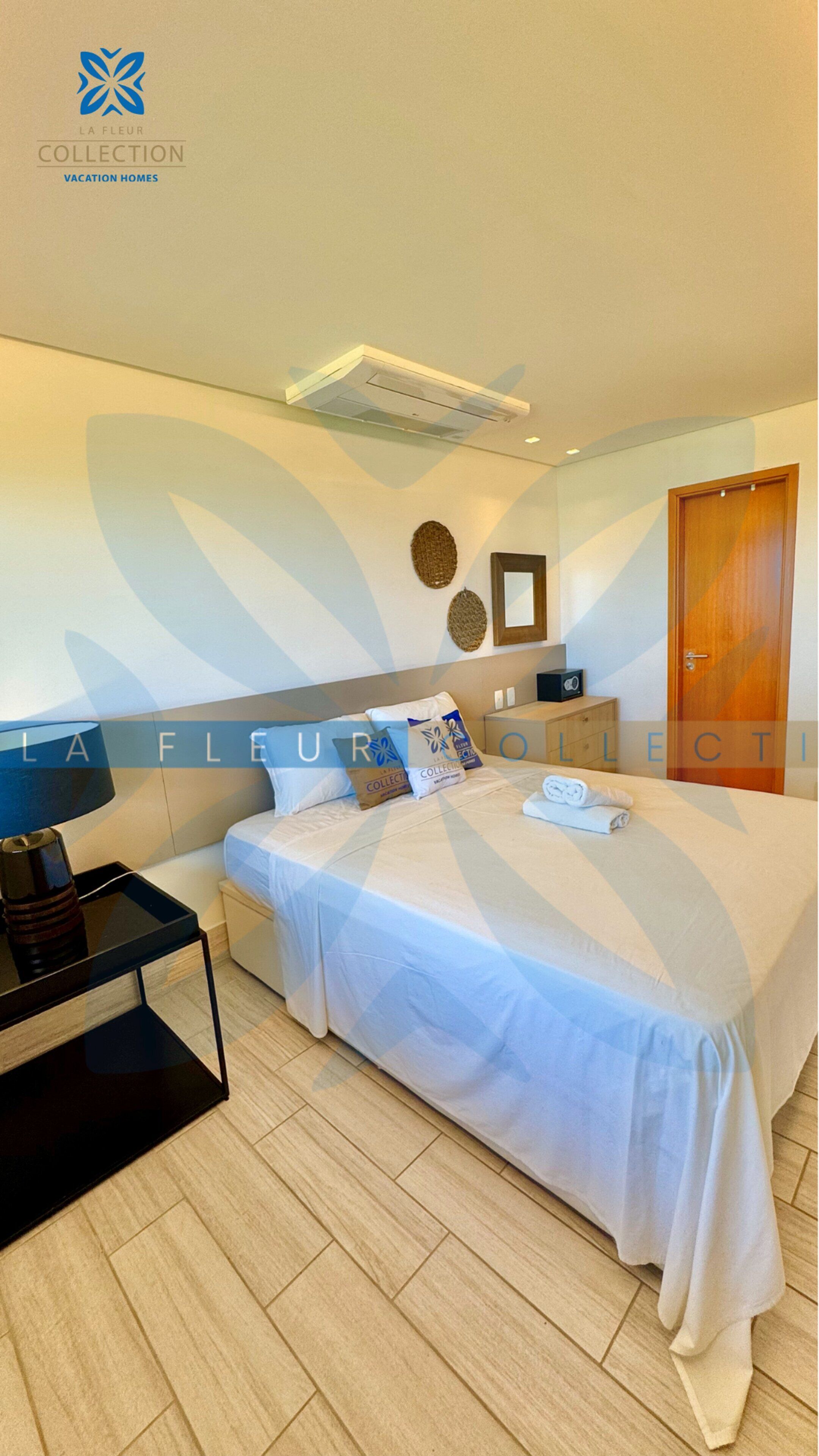 Apartamento Deluxe, varias camas, piscina privada, vistas al mar | Escritorio, espacio para trabajar con un portátil, cortinas opacas