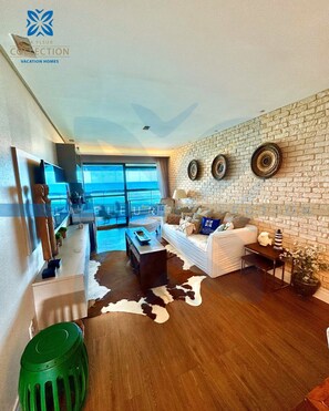 Apartamento luxo, várias camas, vista para o mar | Área de estar | Brinquedos