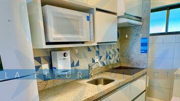 Apartamento premium, várias camas, vista para o oceano | Cozinha privada | Geladeira, micro-ondas, cadeirão de bebê