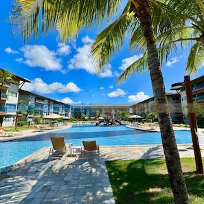 7 outdoor pools, open 9:00 AM to 7:00 PM, pool loungers