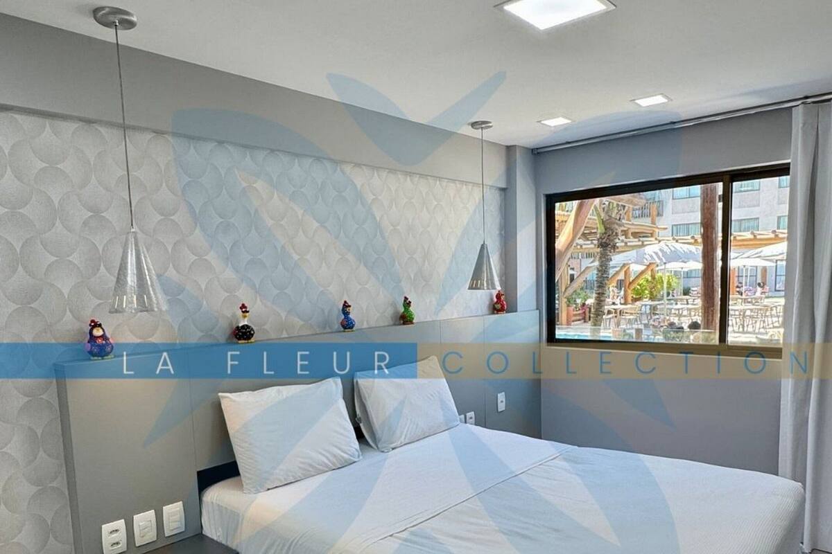 Ein modernes Schlafzimmer mit einem Bett, Nachttischen und einem Fenster mit Blick.