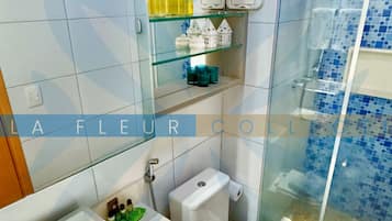 Premium Apartment, Multiple Beds, Private Pool | Bathroom | Shower, free toiletries, towels, soap
