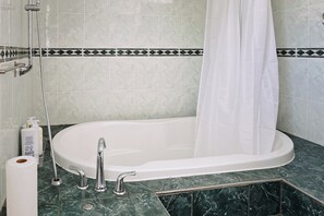 Hårtork, handdukar, tvål och schampo