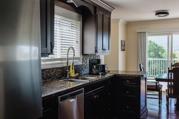 Kylskåp, mikrovågsugn, ugn och spishäll