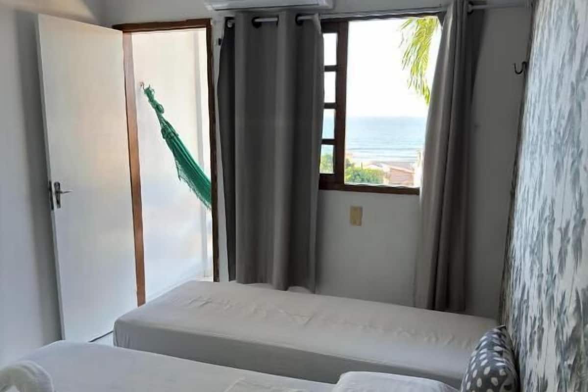 Habitación triple superior, vistas parciales al mar | Wifi gratis