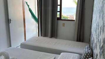 Quarto triplo superior, vista parcial para o mar | Wi-Fi de cortesia