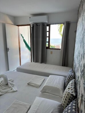 Chambre Triple Supérieure, vue partielle sur la mer