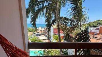 Quarto casal superior, vista parcial para o mar | Wi-Fi de cortesia