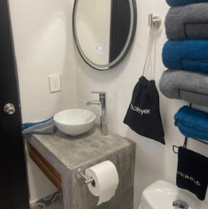 Douche, serviettes fournies, savon, papier toilette
