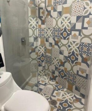 Douche, serviettes fournies, savon, papier toilette