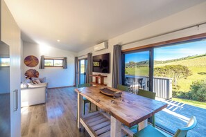 Casa rural familiar, vistes a les vinyes | Zona de menjador de l'habitació