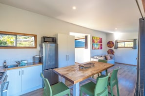 Private kitchen - Harvest Cottage Onetangi (Waiheke Island)