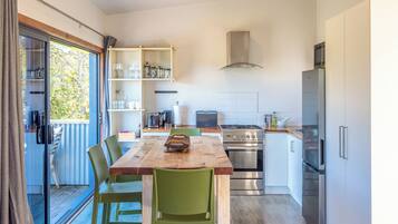 Family Cottage, Vineyard View | In-room dining