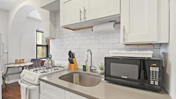 Studio, 1 Tempat Tidur Queen, Hewan Peliharaan Diizinkan | Dapur pribadi | Lemari es, microwave, oven, dan kompor