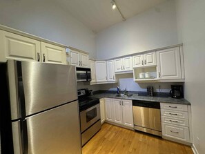 Mikrobølgeovn, ovn, kokeplater og oppvaskmaskin