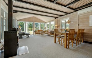 TV, fireplace - Gorgeous home in Ebeltoft with WiFi (Ebeltoft)