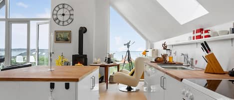 Kjøleskap, ovn, kokeplater og oppvaskmaskin