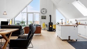 Tilava parvi- tai loft-tyyppinen asunto, jossa on suuri olohuone, keittiö ja ruokailutila.