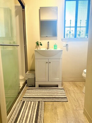 Toallas, jabón, shampoo, papel de baño 