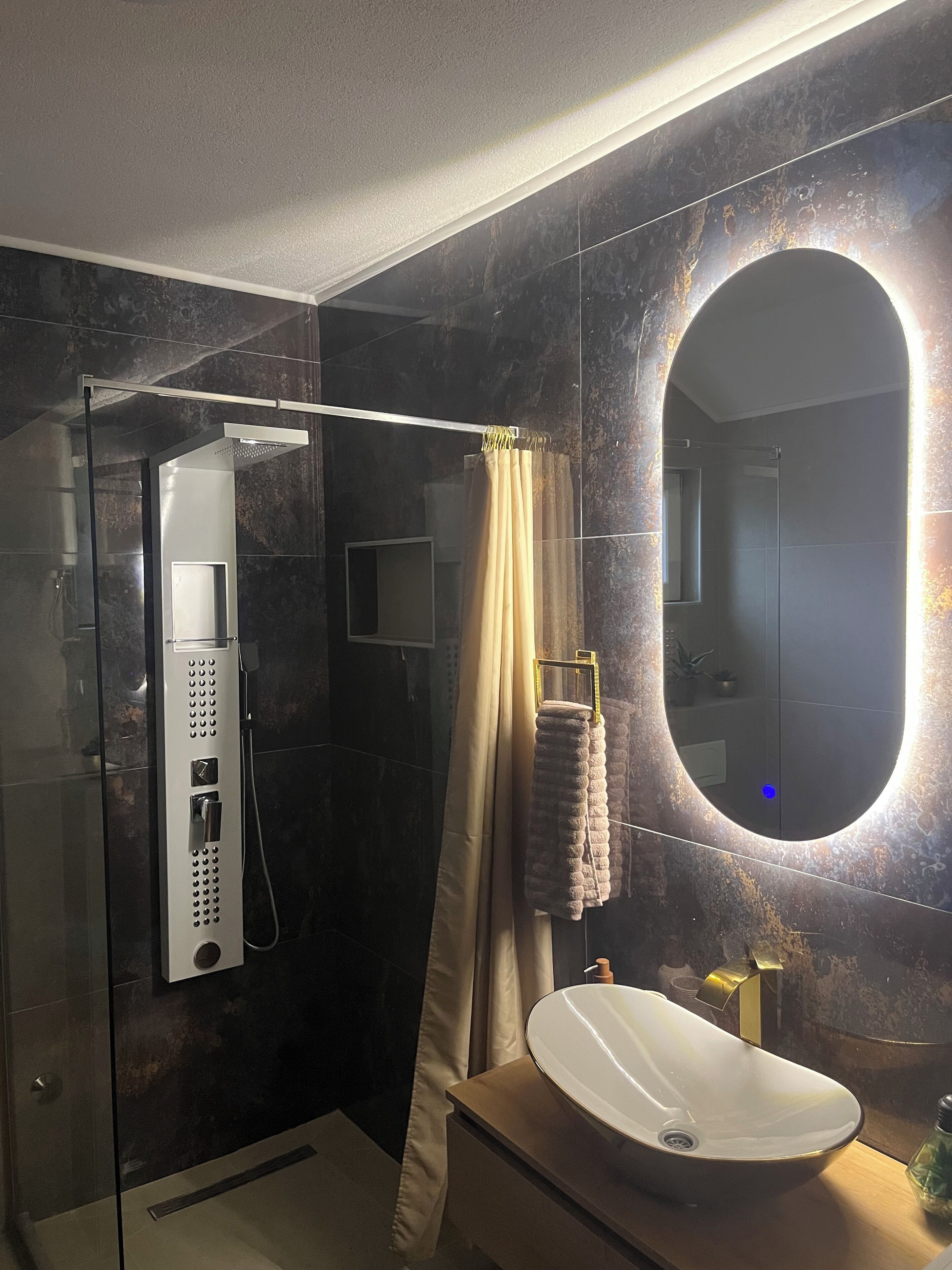 Séchoir à cheveux, serviettes fournies, savon, papier de toilette