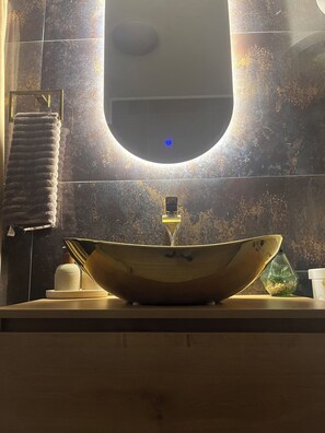 Séchoir à cheveux, serviettes fournies, savon, papier de toilette